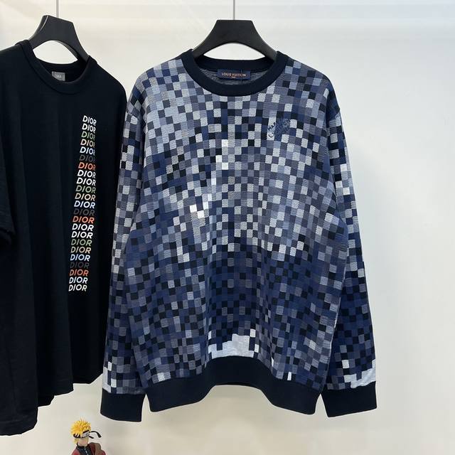 Lu Lovers Damoflage 提花套头衫 Size : S-Xl 本款套头衫重绎经典 Damier 图案，以棉质提花和简洁色调呈现 Damoflage