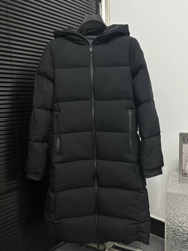 Moncler Arredoun长款羽绒夹克外套 长款羽绒后腰弹力签名细节 亮字签名内帽边 Arredoun羽绒夹克的设计灵感来源于90年代，演绎流线型动感廓形