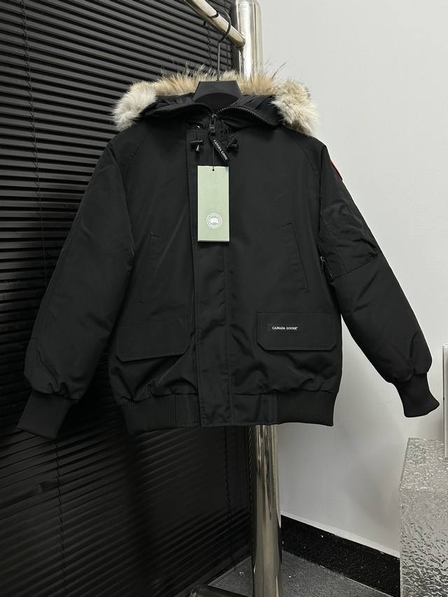 Canada Goose 01款情侣款exdition派克大衣羽绒服 正品原衣开版，需要正品对比随时来看，辅料全部原厂定制 面料对照正品的软硬度 随意揉捏都可还