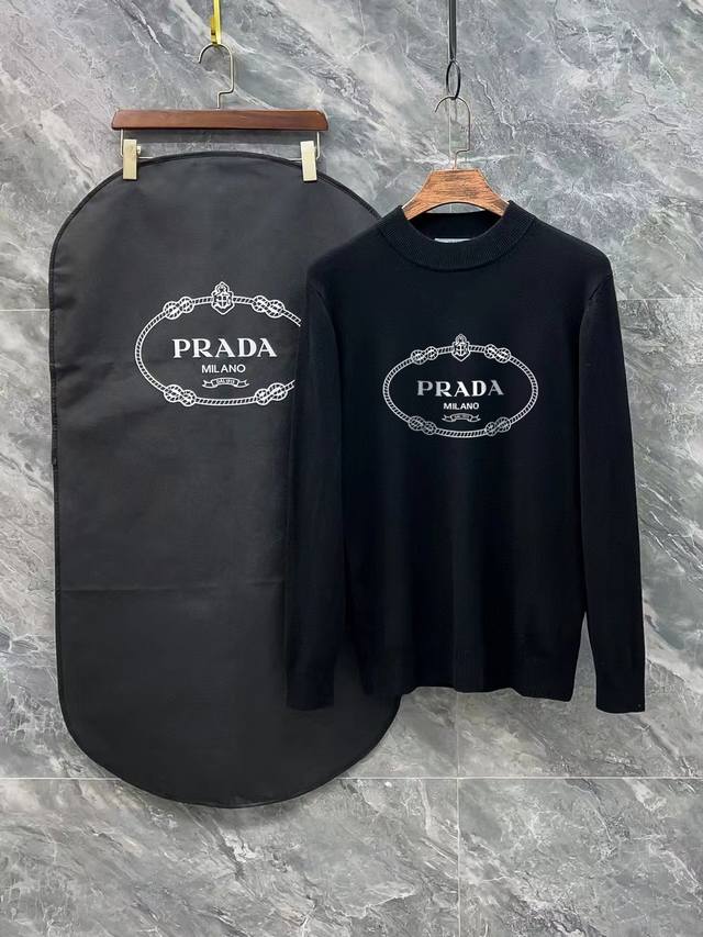 Prada 普拉达3标齐全 精美印花半高领毛衣 精品羊毛混纺毛衫 男女款高端定制臻品系列 隶属品牌高端主线 专利顶级纱线混纺 以创新来阐释常规款式 面料的配置更