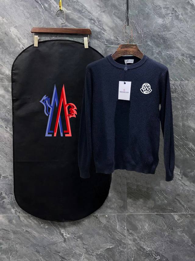 Moncler 蒙口3标齐全 经典标志华夫格毛衣 经典基础风格 年年都穿的经典款必须选择品质全部对色定染含羊毛的棉纱线，柔软亲肤，双层针织，手感无敌好，拿到手里