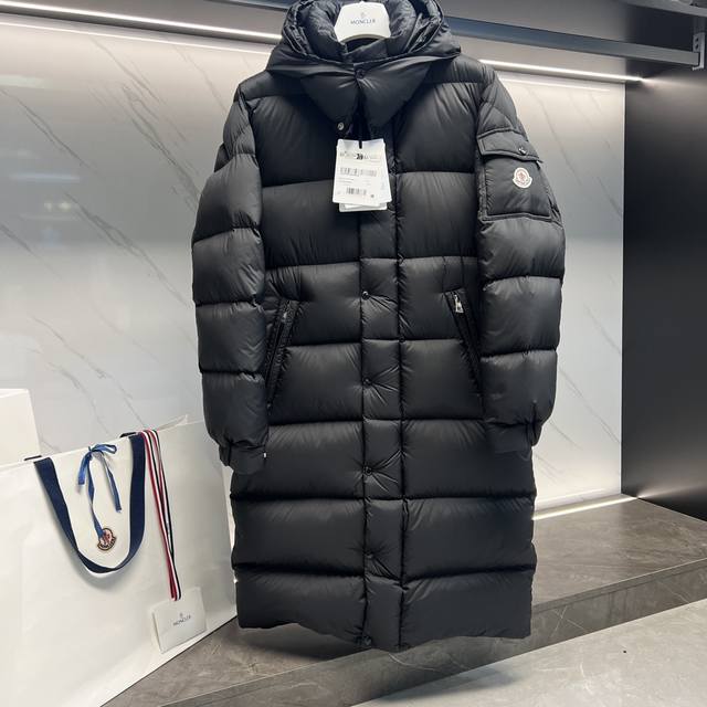 Moncler 23Ss Hanoverian 长款男士羽绒服夹克外套 这款hanoverian男士长款羽绒夹克集moncler经典美学、出色性能与防护特性于一