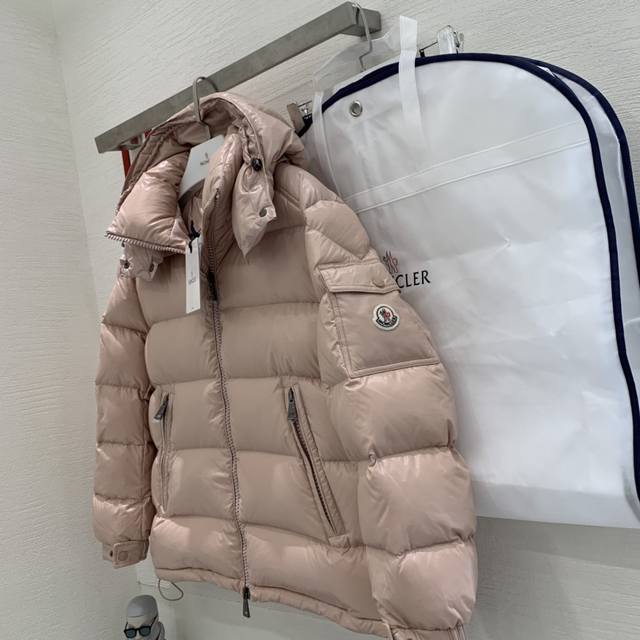 高版本女款玛雅 Moncler 蒙口秋冬女装maire拉链连帽尼龙保暖羽绒服。这款羽绒服采用舒适的线条，经典而现代！这款羽绒服的灵感来自 80年代的意大利帕尼纳