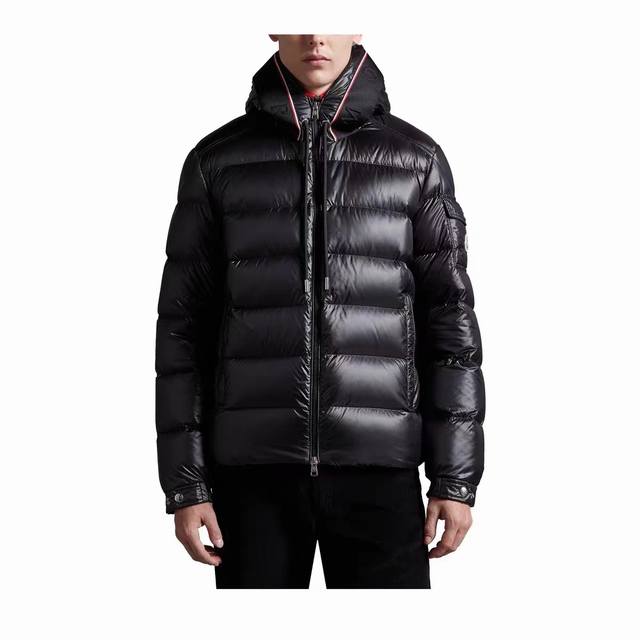 Moncler 蒙口 24秋冬新款！时尚男装羽绒！专柜同步上新甄选客供100%棉纶面料拥有极为优越的防水透气性，面料触感非常的柔软爽滑有光泽！内里填充物含绒量9