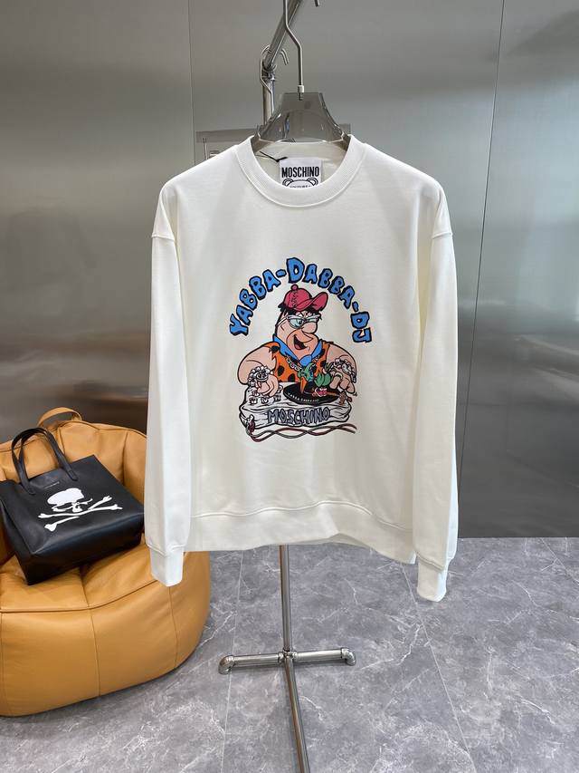 Moschino 莫斯奇诺 24Ss新款潮流经典卫衣，精致裁剪，高品质工艺！采用定织定染纯棉面料420克左右纯棉卫衣面料！图案进口数码印花工艺，耐穿耐洗久穿不变