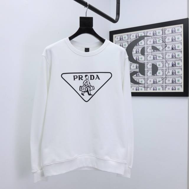 Prada 普拉达 24Ss新款潮流经典卫衣，精致裁剪，高品质工艺！采用定织定染纯棉面料420克左右纯棉卫衣面料！图案进口数码印花工艺，耐穿耐洗久穿不变型，微阔