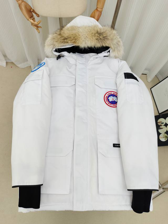 Canada Goose 加拿大鹅08款经典常青系列羽绒服！高端大条狼毛领！高端进口顶级面料防风雪！面料防粘毛处理，一拍就掉。内里白鸭绒填充！厚实保暖。北方一件