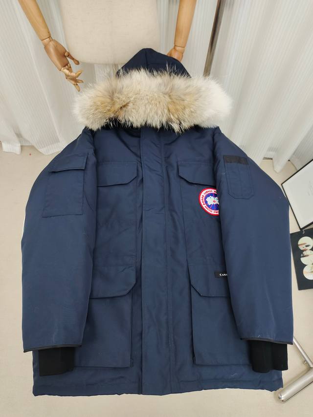 Canada Goose 加拿大鹅08款经典常青系列羽绒服！高端大条狼毛领！高端进口顶级面料防风雪！面料防粘毛处理，一拍就掉。内里白鸭绒填充！厚实保暖。北方一件