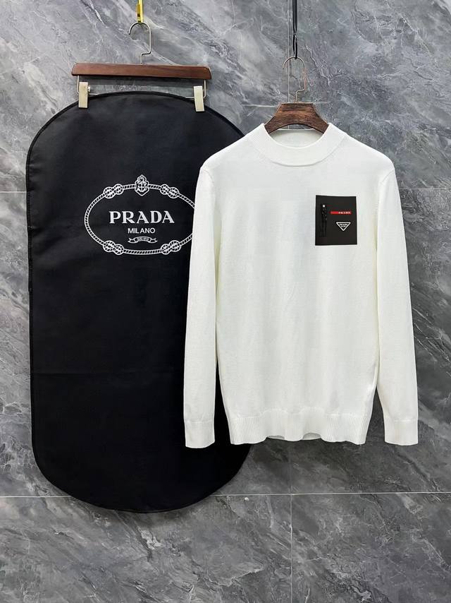 Prada 普拉达三标齐全 经典半高领毛衣 精品羊毛混纺毛衫 男女款高端定制臻品系列 隶属品牌高端主线 专利顶级纱线混纺 以创新来阐释常规款式 面料的配置更是颠