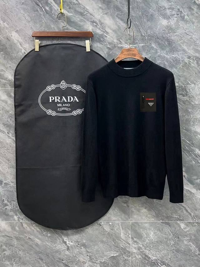 Prada 普拉达三标齐全 经典半高领毛衣 精品羊毛混纺毛衫 男女款高端定制臻品系列 隶属品牌高端主线 专利顶级纱线混纺 以创新来阐释常规款式 面料的配置更是颠