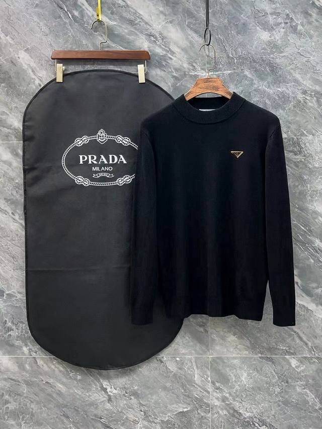 Prada 普拉达三标齐全 经典三角半高领毛衣 精品羊毛混纺毛衫 男女款高端定制臻品系列 隶属品牌高端主线 专利顶级纱线混纺 以创新来阐释常规款式 面料的配置更