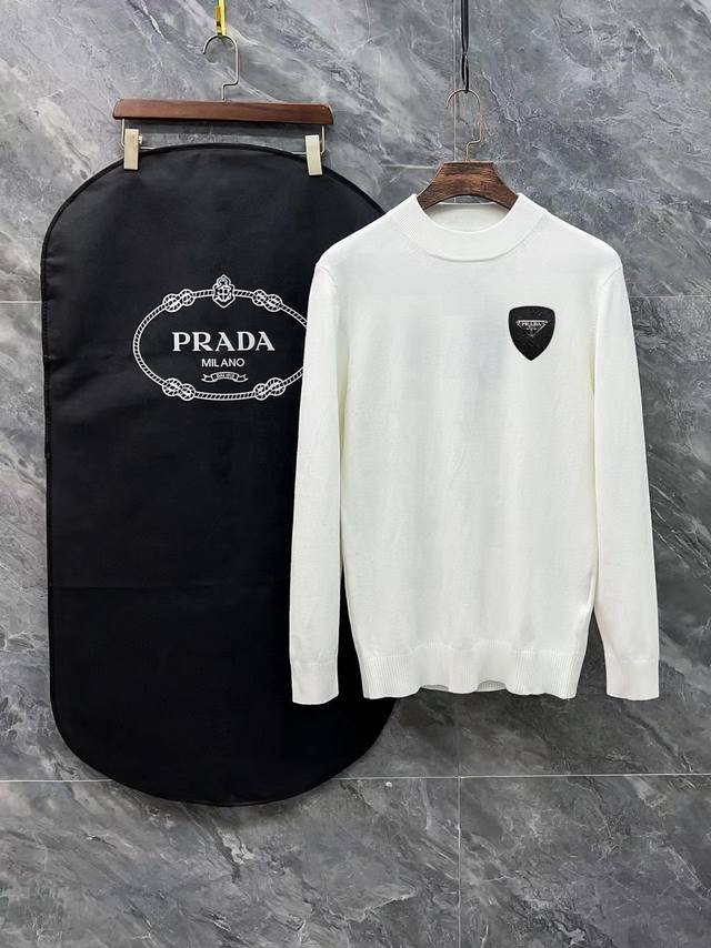 Prada 普拉达三标齐全 经典三角半高领毛衣 精品羊毛混纺毛衫 男女款高端定制臻品系列 隶属品牌高端主线 专利顶级纱线混纺 以创新来阐释常规款式 面料的配置更