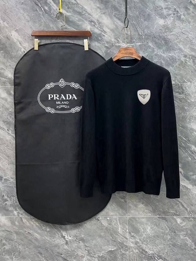 Prada 普拉达三标齐全 经典三角半高领毛衣 精品羊毛混纺毛衫 男女款高端定制臻品系列 隶属品牌高端主线 专利顶级纱线混纺 以创新来阐释常规款式 面料的配置更