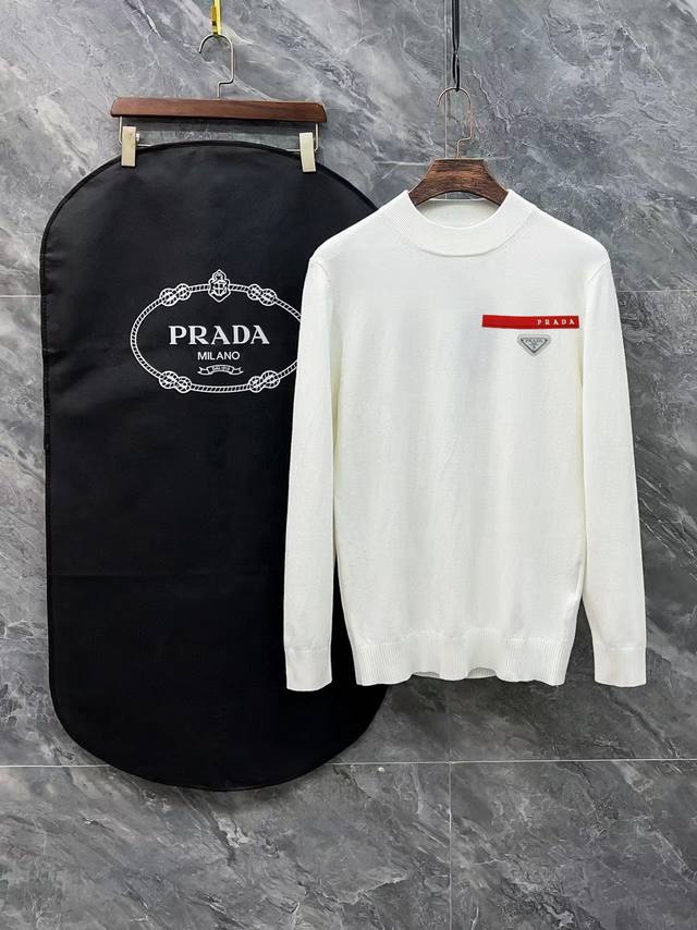 Prada 普拉达三标齐全 经典半高领毛衣 精品羊毛混纺毛衫 男女款高端定制臻品系列 隶属品牌高端主线 专利顶级纱线混纺 以创新来阐释常规款式 面料的配置更是颠