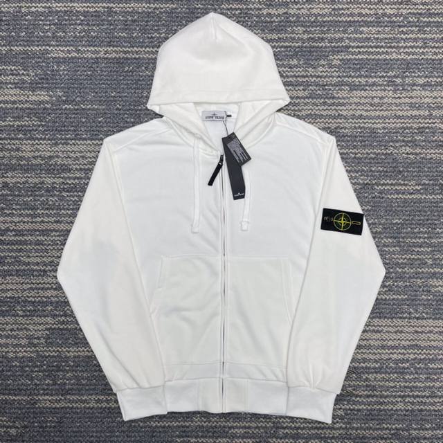 Stone Island 秋冬石头岛连帽开衫拉链卫衣宽松休闲运动男女同款现货！ 采用8支380克纯绵毛圈布厚挺 1比1定染罗纹ykk拉链 专业走线做工精细！ 颜