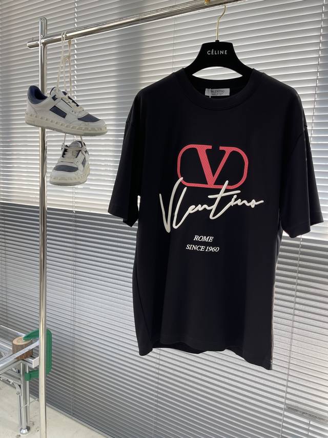 Vltn 2024Fw早秋新品加厚圆领打底t恤，立体感logo微廓形半袖打底t恤，甄选高支埃及长绒棉，手感面糯有骨感，柔而有韧性。液氨工艺处理，韧性和抗皱性能得