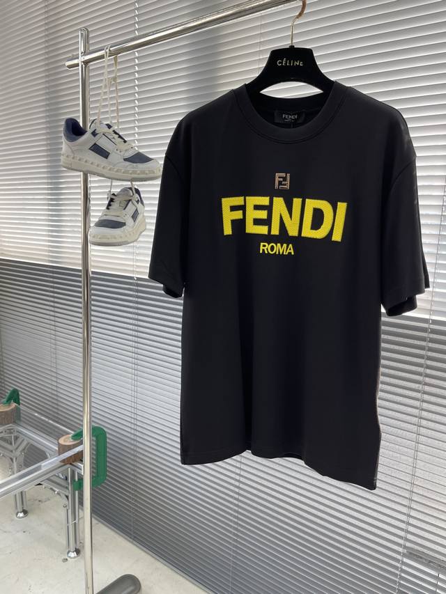 Fend 2024Fw早秋新品半袖打底t恤 立体感logo微廓形半袖打底t恤，专柜定制加厚匹马棉，手感面糯有骨感，柔而有韧性。液氨工艺处理，韧性和抗皱性能得到大