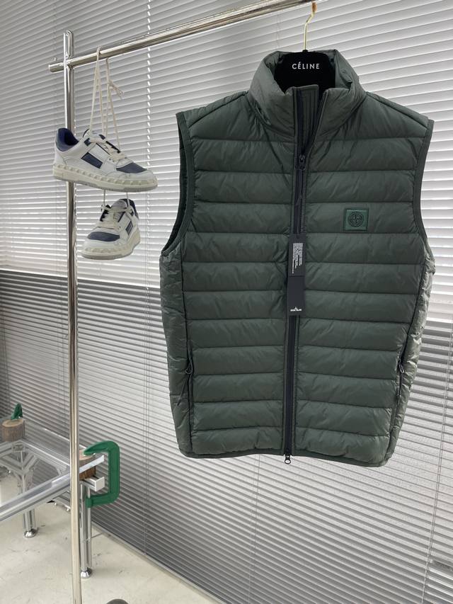 Stone Island 2024冬季最新款，专柜同步有售，原单狠货，爆款时尚休闲轻薄羽绒服马甲 进口原版面料，独特设计，顶级刺绣工艺字母图案装饰logo，简约