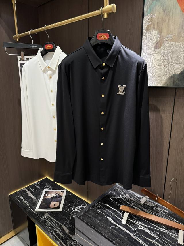 Lv24S秋冬全品相男士长袖衬衫，长青基础款 原厂出品！采用丝光棉面料，无论版型和做工都让您舒心放心！亲肤感强，穿在身上的每一秒都是享受！胸前字母老花印花设计