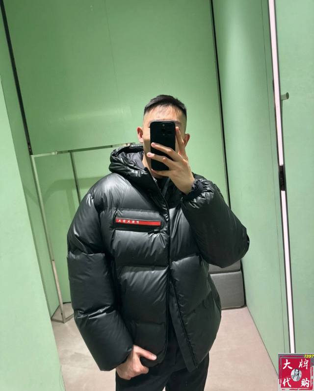 Size：S-Xxl Prada 普拉达 红色logo胶条热压户外三防羽绒服 认准充正版本，整件全热压无缝拼接工艺，Prada独家研发面料linea Rossa