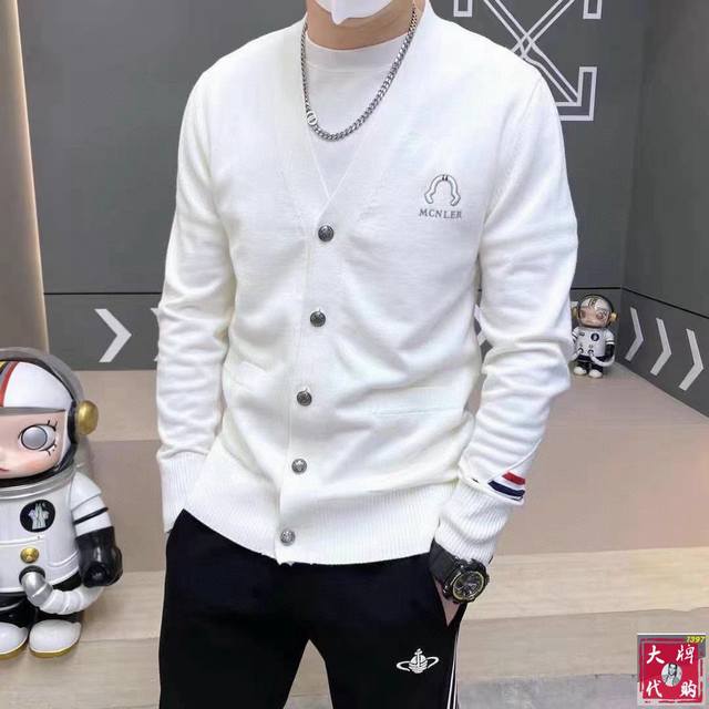 Moncler 蒙口 新款时尚高端百搭羊毛开衫，顶级工艺打造，休闲风，专柜原单，顶级制作工艺进口面料，采用进口高端订制面料，进口丝线手感一流！官网在售！码数：M