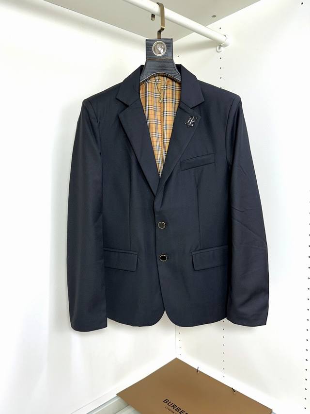 Burberry 巴宝莉 秋季西装新品 典雅高贵绅士风西装外套 进口聚脂纤维面料，顺滑细腻，气质感非常好。天然环保染色技术，固形固色。所有的一切都是最高端，车工