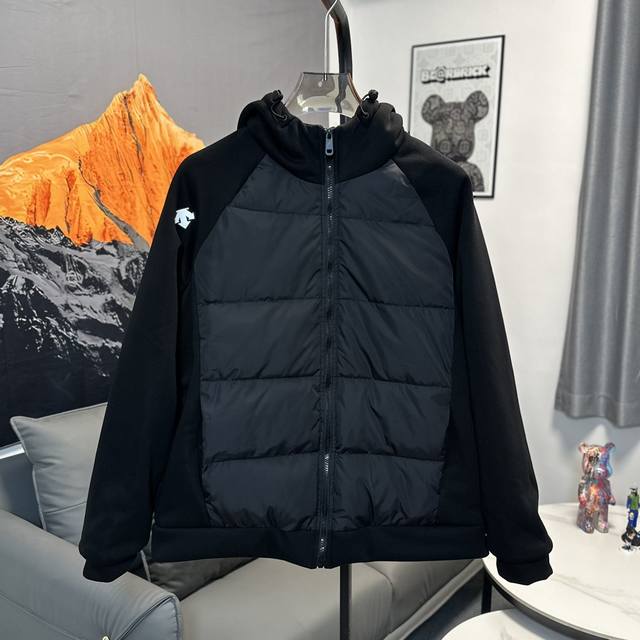 柜子同款 张译同款 Descente 迪桑特 24冬季新品 男女同款 简约保暖连帽羽绒棉服外套 设有经典长方格绗缝 分布的均匀程 面料手感光滑且非常的显质感 袖