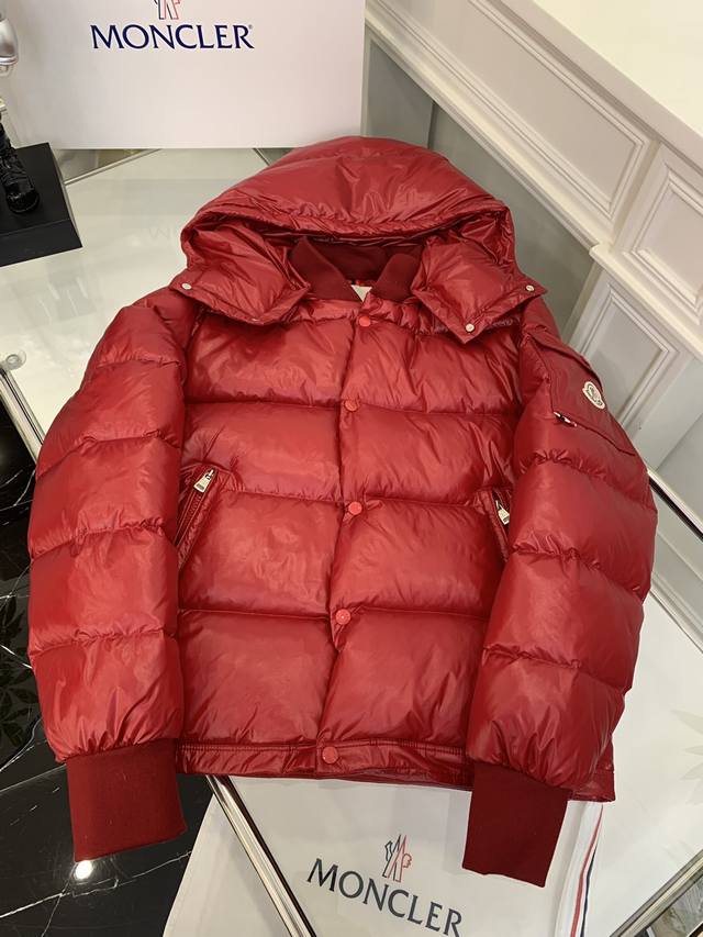 Moncler 冬季最新款 情侣款 官网同步发售！设计感与颜值爆棚的羽绒外套，品控可以直接入手，不容过错的高端臻品！简单大气设计 袖臂经典翻盖口袋设计 整体设计