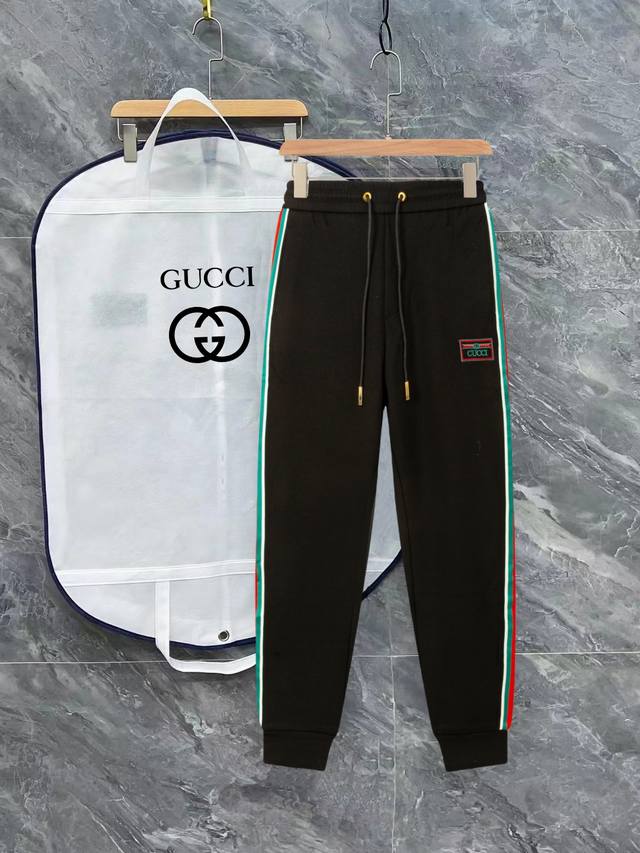 Gucci 古奇 2024秋冬新款男士原单休闲裤 卫裤 高端定制 时尚百搭款 织带 时尚立体logo设计 定制原版进口100%针织纯棉面料 进口五金辅料 上身优