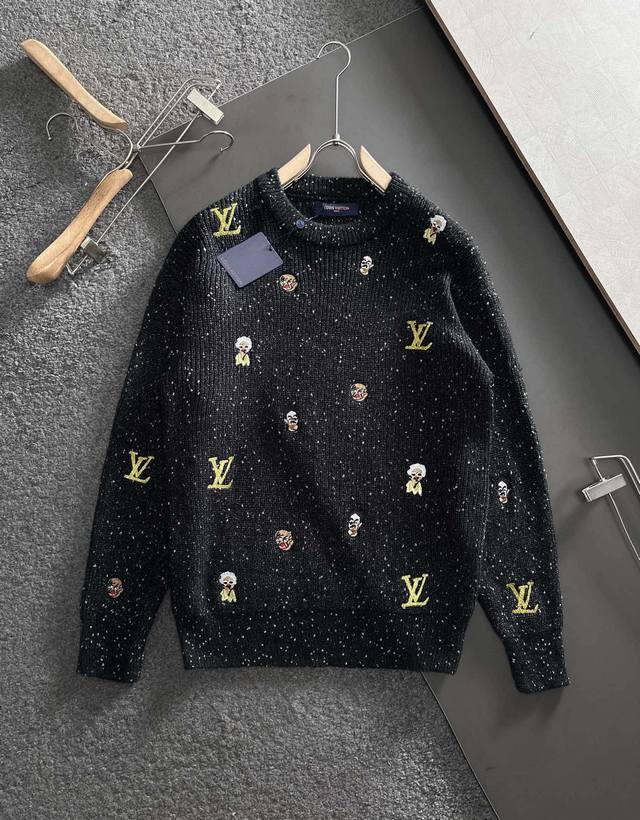 Lv 24*早春新品男女同款 经典标识提花logo时尚百搭针织毛衣开衫 Logo采用金丝线刺绣 周边经典古怪人头脸刺绣工艺复杂 成衣挺括垂顺富有重量感 不仅可以