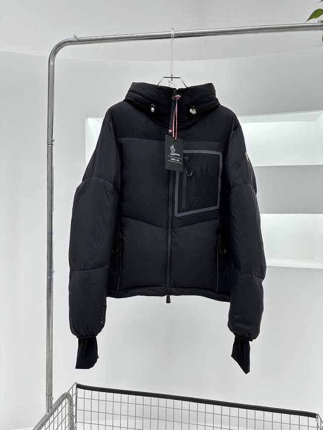 羽绒服- Moncler Grenoble Mandres男士短款羽绒夹克外套 Mandres羽绒夹克采用longue Saison面料制成，为户外活动提供轻盈