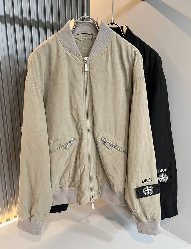 Dio*R迪*奥联名stoneisland 石头岛2024秋冬男士薄棉服夹克外套，最新时尚休闲夹克，贸易公司渠道稀出，同步官网发售，胸前植绒logo图案设计！男