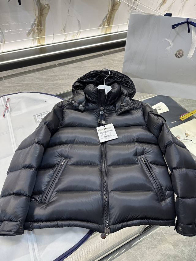 羽绒服- 特级羽绒 Moncler Maya短款 再度升级 男士羽绒服夹克外套. 95%欧规吊牌条码款号对应官网一致.吊牌内置nfc电子感应防伪.此次门襟 领口