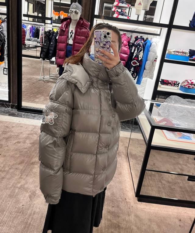 羽绒服- 羽绒上新moncler Maya 70冬季短款羽绒服夹克外套. Moncler 羽绒夹克专为庆祝品牌70周年而设，采用金属感尼龙制成。秉承传统，拥抱创