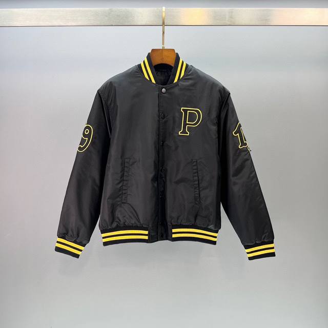 Pd- 新品 现代学院风棒球服夹克夹棉外套 袖子两侧搭配徽章贴饰 常规款螺纹拼接 按扣开合设计 版型上身保暖又帅气 推荐 男女同款 S-Xl