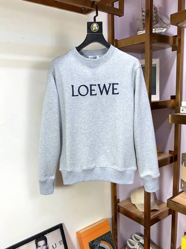 Loewe 罗意威 秋季经典圆领卫衣！ 经典永不过时 细看工艺采用皮绣的工艺呈现，时尚潮流而显高档 略微宽松的版型.领口微微贴合颈部 时尚潮流 不管单穿还是打底