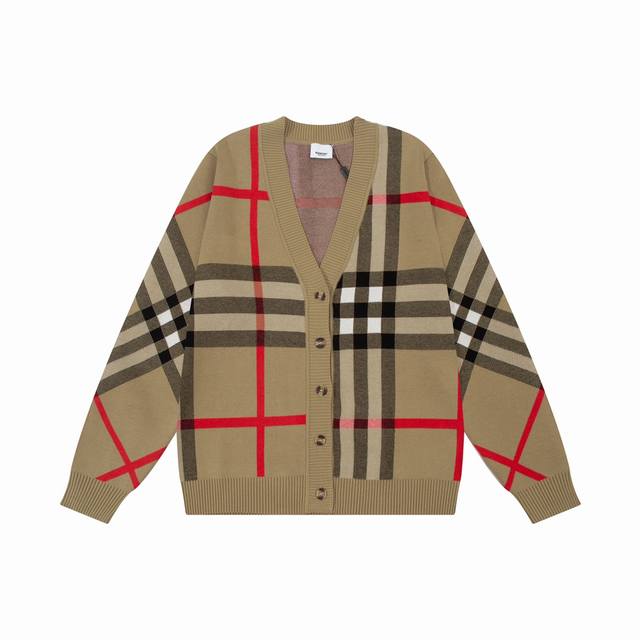 Burberry 巴宝莉。拼色格子经典拼色开衫外套 全部对色定染含羊毛的棉纱线，柔软亲肤，双层针织很厚实，手感无敌好，拿到手里就能感受出它的质感随便一套就能出门