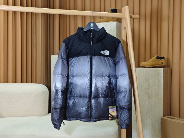 独家顶级版本。 The North Face 北面1996 拼色可收纳连帽羽绒服。 配色:暗夜深林。 尺码:Xs、S、M、L、Xl、Xxl。 面料:100％锦纶