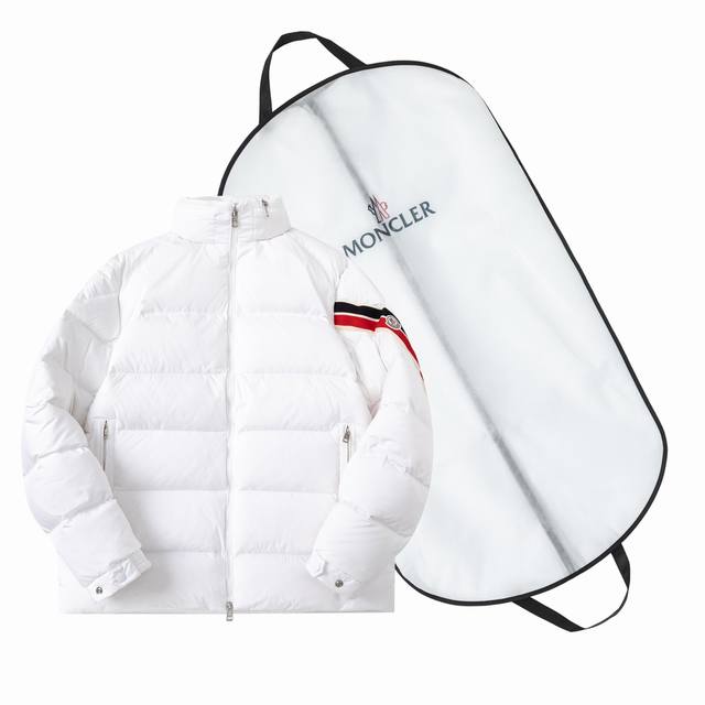 配防尘袋 Moncler Solayan蒙口男士三色饰边短款羽绒夹克外套 特级鹅绒填充.最细腻最轻便最工整的面料. Solayan男士短款羽绒夹克饰有季节标志性