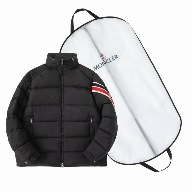 配防尘袋 Moncler Solayan蒙口三色袖子织带饰边羽绒夹克外套 特级鹅绒填充.最细腻最轻便最工整的面料. Solayan男士短款羽绒夹克饰有季节标志性