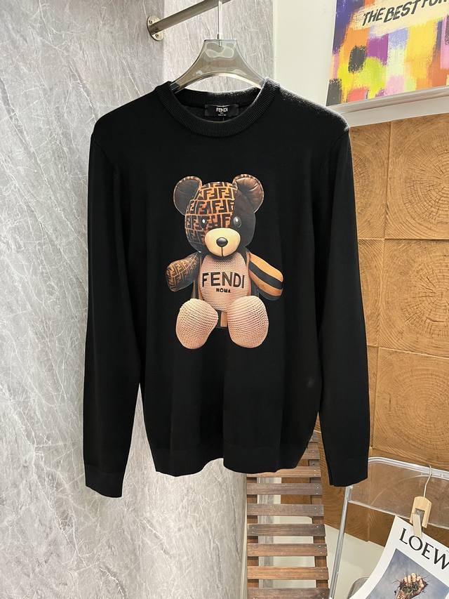 Fendi 2024Ss秋季新品羊毛细针毛衣！90天丝棉+10%10羊毛，胸口彩色印花工艺，秋冬打底首选！ 颜色：黑色 白色 尺码：M-3Xl