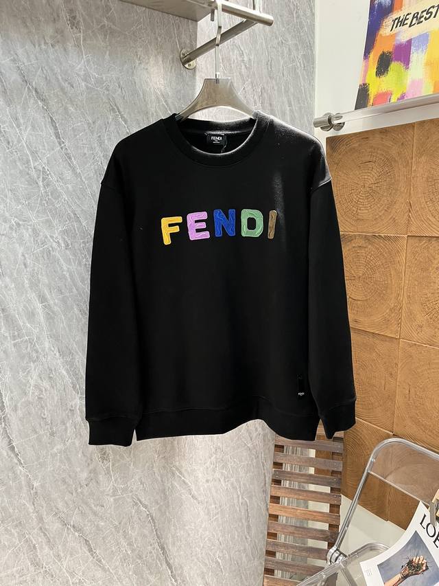 Fendi 2024Ss新品圆领卫衣！最新立体糖果彩色字母设计.定制380G卫衣全棉材质打造，面料织纹平顺细腻.贴肤透气舒适堪称一绝.厚实保暖又新潮！3D立体绣