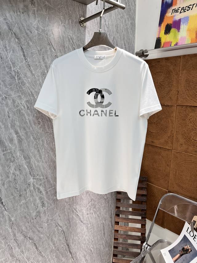 Chanel 2024Ss莫代尔t恤新品！此款打底衫以基础的版型为框架 胸口采用字母烫画工艺，细节为整体搭配起到至关重要的作用，增添了不少吸睛度，犹如画龙点睛般