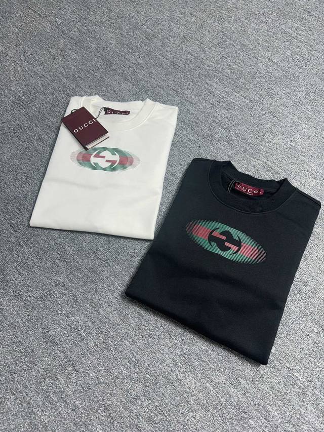 Gucci 24秋冬新品gg装饰logo圆领卫衣，正面胸前gg字母撞色装饰彰显品牌辨识度设计，精致而不失内敛的细节和品牌标识，采用380克重纯棉卫衣面料制成，柔