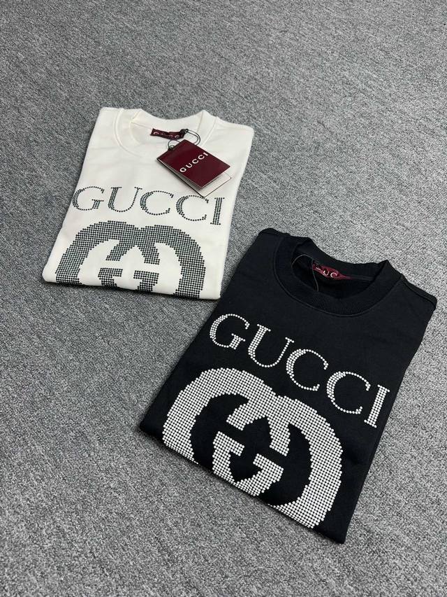 Gucci 24秋冬新品gg缀饰铆钉装饰logo圆领卫衣，正面胸前gg字母撞色铆钉装饰彰显品牌辨识度设计，精致而不失内敛的细节和品牌标识，采用380克重纯棉卫衣