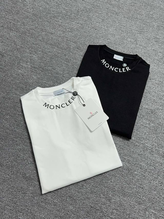 Moncler 24秋冬新品衣领饰字母印花标识原谅长袖t恤，正面领口缀式立体字母印花设计，左侧袖边饰有经典毡艺刺绣章仔徽标设计，打造男士基本款单品，为男士衣橱注