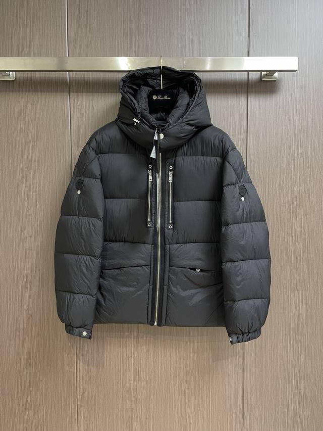 Moncler X1017Alyx9Sm联名系列白鹅绒连帽羽绒服，Williams兼具先进技术与手工质感的独特风格。将新颖结构与夺目金属融为一体，不断演进理想主