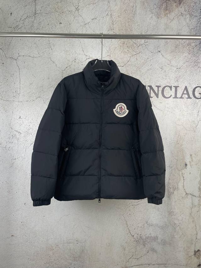 原版开发 款号：Mc092 上新 Moncler丨蒙口 Citala 24Fw 胸口logo经典立领羽绒服- 材料工艺解析： 124年最新款，基本都是定制，市场