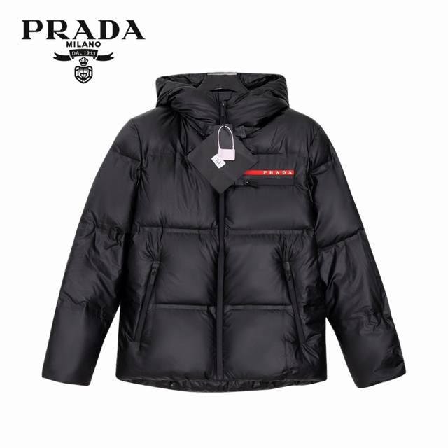 原版开发 款号： 上新 Prada丨普拉达 24Fw 红色标识经典logo连帽羽绒服- 此款廓形丰满的羽绒外套采用linea Rossa独特的双层轻质粘合尼龙面