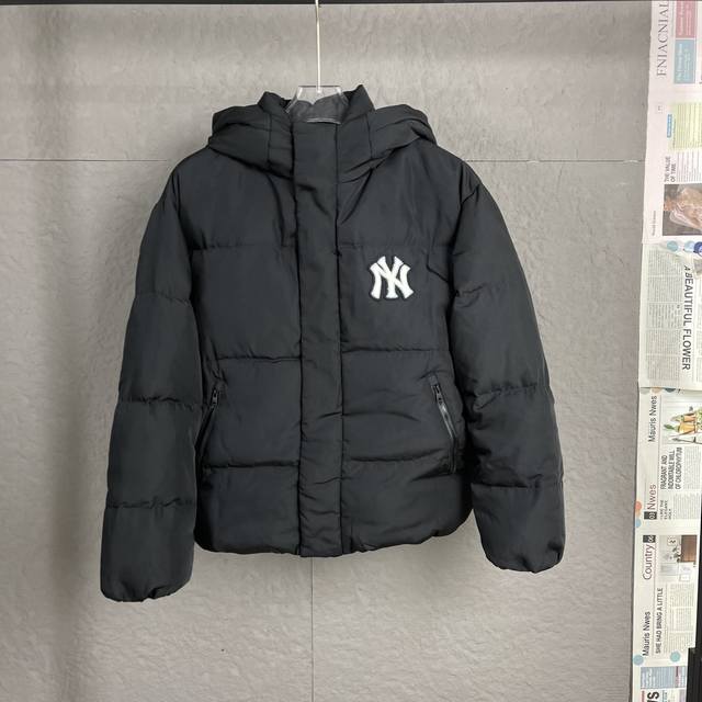 Z08 高版本 新款mlb校园风羽绒服是专柜爆款 注：这款是专柜同步， 限量出货，先到先得，一款性价比超高的羽绒服。顶级的白鹅绒填充，堪称防寒神器，简单的一件打